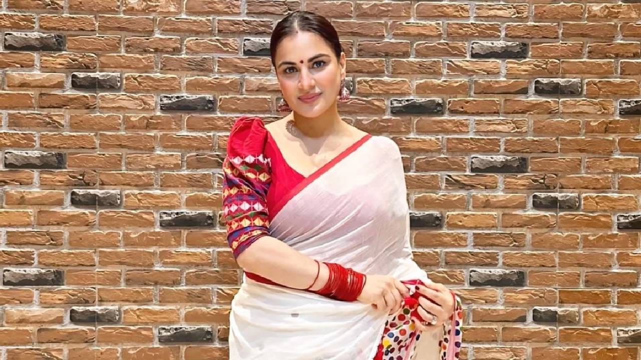 'कुंडली भाग्य' या लोकप्रिय मालिकेत प्रीताची भूमिका साकारलेली अभिनेत्री श्रद्धा आर्यसुद्धा प्रचंड लोकप्रिय आहे. नुकतीच ती आई बनली आणि त्यानंतर तिने मालिकेत काम करणं थांबवलं आहे. परंतु तिची लोकप्रियता अजूनही तेवढीच आहे. 'कुंडली भाग्य'च्या एका एपिसोडसाठी ती एक लाख रुपये फी घ्यायची असं कळतंय.
