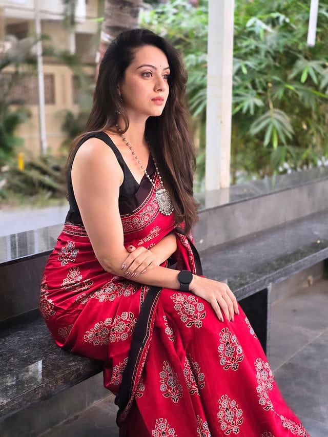 ‘तुझे सौंदर्य पाहून चंद्रही ढगाआड लपत असेल’, श्रुती मराठेचा लुक चर्चेत