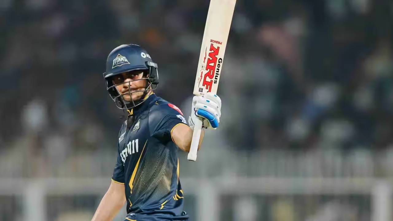 टीम इंडियाचा वनडे आणि कसोटी कर्णधार शुबमन गिलही युवराज सिंगचा शिष्य आहे. युवराजच्या तालमीत त्यालाही फलंदाजीचं बाळकडू मिळालं आहे. त्याच्यासाठी आयपीएल 2026 स्पर्धा खूपच महत्त्वाची आहे. कारण टी20 संघातील त्याची जागा त्याने गमावली आहे. नाही तर खूपच कठीण होईल. (Photo- IPL/BCCI)