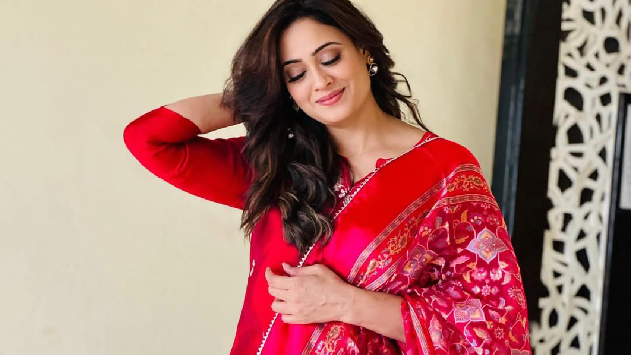  वयाच्या 45व्या वर्षी देखील श्वेता तिवारी फिटनेस आणि सौंदर्यामध्ये बॉलिवूड अभिनेत्रींना टक्कर देते. 