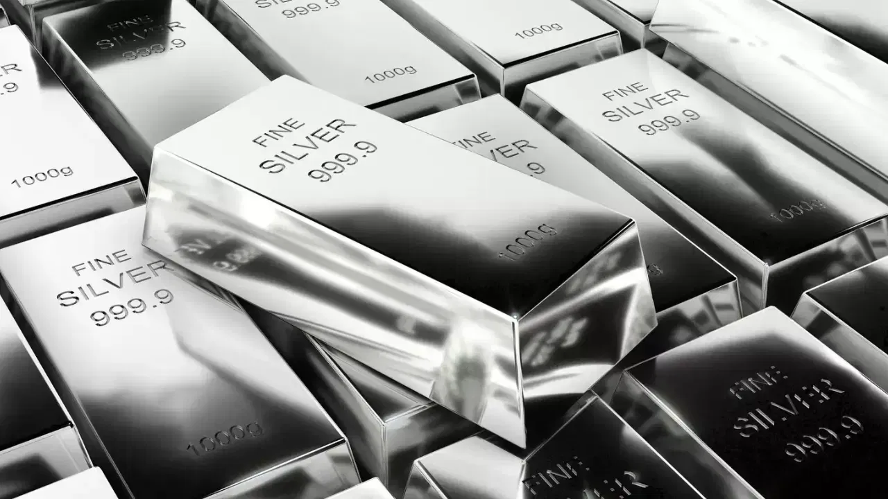 जळगाव सराफा बाजारात चांदीच्या दरातही आज तब्बल 5 हजारांची घसरण पहायला मिळाली. आज एक किला चांदीचा दर जीएसटीसह 2 लाख 72 हजार 950 रुपयांपर्यंत खाली आला.  