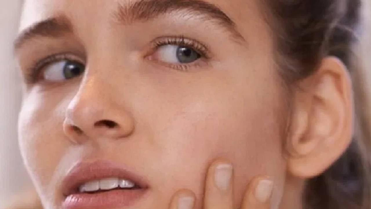 जर ही चूक आपल्या योग्यवेळी लक्षात आली नाही तर समस्या या अधिक वाढू शकतात. चेहऱ्यावर पिंपल्स येण्याचीही शक्यता असते. यामुळे या गोष्टींचा वापर करताना काळजी घ्या.