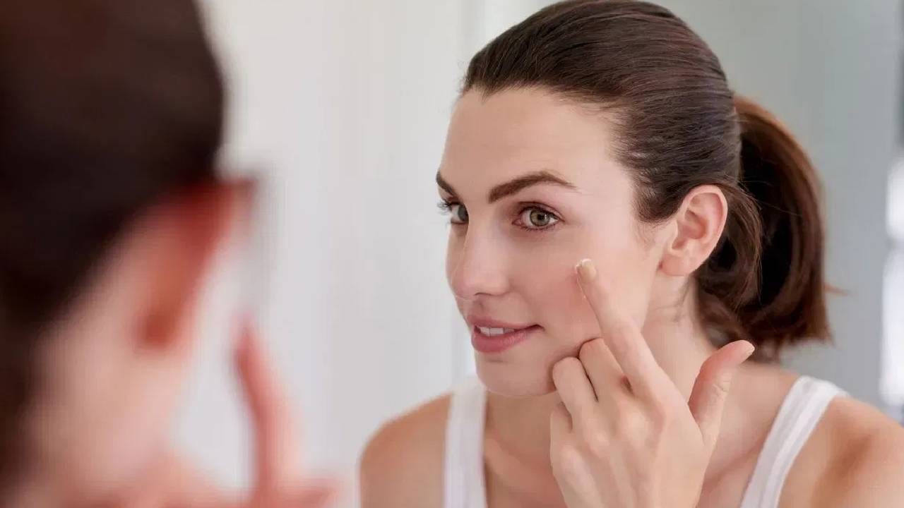 विविध प्रकारचे सीरम, अ‍ॅसिड आणि क्रीममुळे बऱ्याचदा आपली त्वचा चांगली होण्याऐवजी अधिक खराब होते. त्वचेच्या काळजीसाठी व्हिटॅमिन सी आणि रेटिनॉल हे दोन्ही सुपरहिरो मानले जातात.