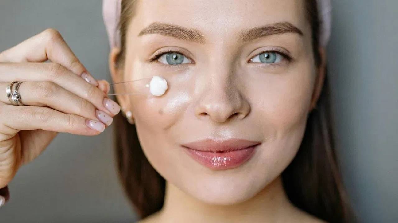  बेसन चेहऱ्यासाठी खूप फायदेशीर आहे. कायम लक्षात ठेवा की, बेसन पीठामध्ये दूध मिक्स करा आणि चेहऱ्यावर लावा, यामुळे जवळपास समस्या या दूर होण्यास मदत होते. 