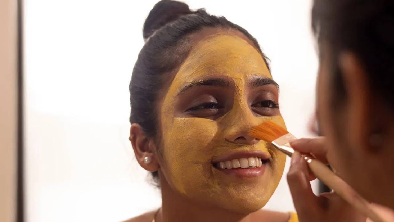 ते त्वचेतील घाण, अशुद्धता आणि अतिरिक्त तेलाची समस्या असेल तर सर्वात फायदेशीर बेसन ठरते. आपण त्वचेवर बेसन लावणे फायदेशीर ठरते. 