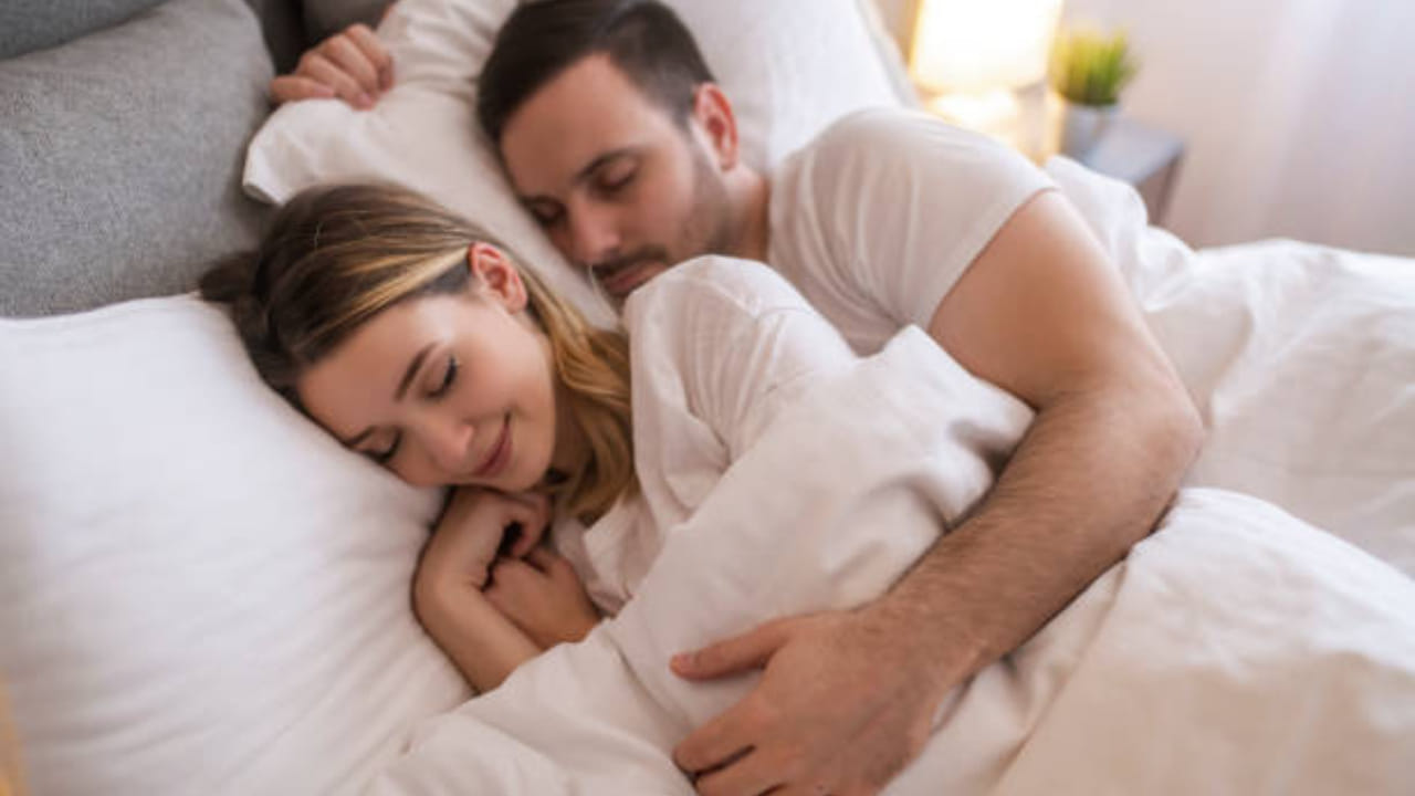 वास्तुशास्त्रानुसार झोपताना दिशा, पलंगाची स्थिती आणि पत्नीची बाजू यांसारख्या बाबींकडे लक्ष दिल्यास वैवाहिक जीवन अधिक आनंदी राहते असे मानले जाते. मात्र, या सर्व गोष्टी श्रद्धा आणि पारंपरिक समजुतींवर आधारित आहेत.