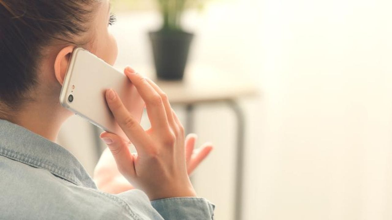 अनेकांना वाटते की हे केवळ डिझाइन आहे किंवा फोन रिसेट करण्याचे बटण आहे. पण तांत्रिक भाषेत याला नॉइज-कॅन्सिलिंग मायक्रोफोन असे म्हणतात. हे लहान छिद्र तुमच्यासाठी किती महत्त्वाचे असते, याबद्दल जाणून घेऊया.