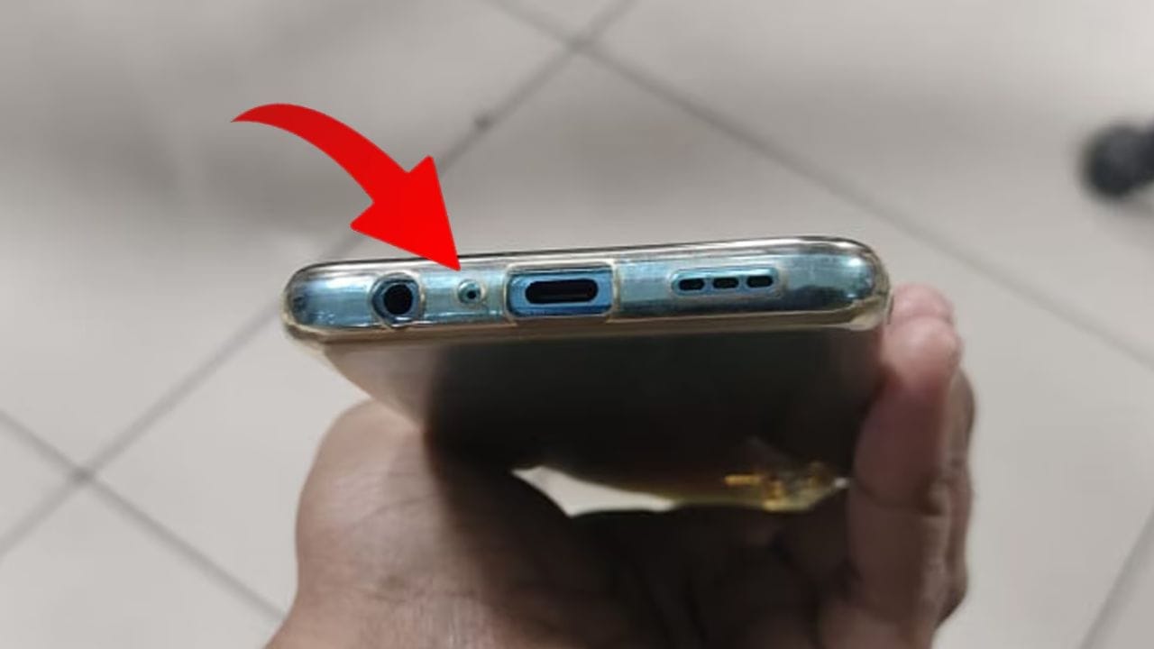 आजकाल स्मार्टफोन प्रत्येकाच्या आयुष्याचा अविभाज्य भाग बनला आहे. पण जर तुम्ही कधी नीट पाहिलंत तर फोनच्या खालच्या किंवा वरच्या बाजूला सुईच्या टोकासारखी अतिशय लहान छिद्रे दिसतात.