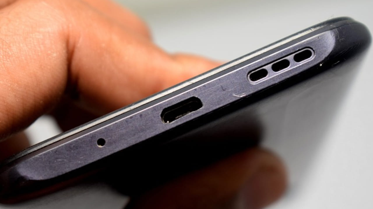 अनेकदा स्वस्त किंवा चुकीच्या मापाचे कव्हर वापरल्यामुळे ही छिद्रे झाकली जातात. यामुळे कॉलवर बोलताना समोरच्या व्यक्तीला तुमचा आवाज घुमल्यासारखा किंवा अस्पष्ट ऐकू येतो.