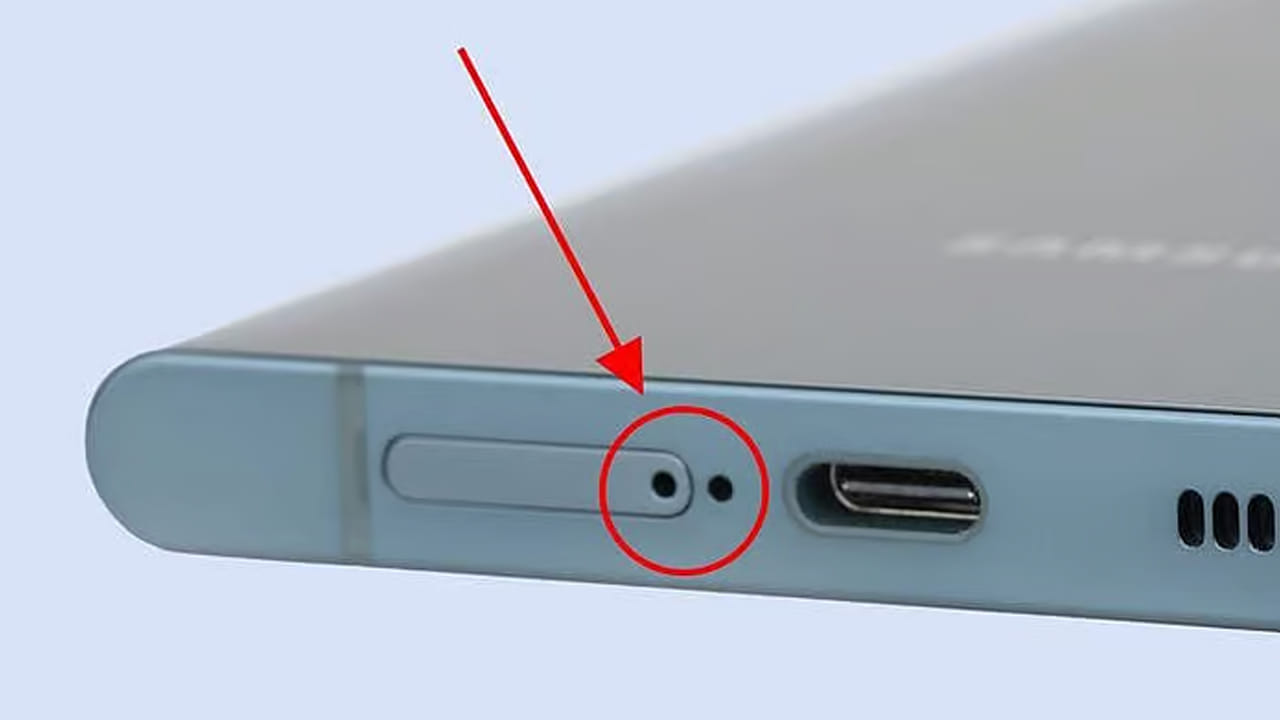 हे छिद्र सिम ट्रे उघडण्याच्या छिद्रासारखेच दिसते. घाईघाईत जर तुम्ही सिम पिन या मायक्रोफोनच्या छिद्रात खुपसली, तर आतील नाजूक पडदा (Microphone Layer) खराब होऊ शकतो. एकदा हा लेयर फाटला की तुमच्या फोनचे नॉइज कॅन्सलेशन फीचर कायमचे बंद होऊ शकते. 