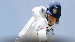 IND vs AUS : उपकर्णधार स्मृती मंधाना ऑस्ट्रेलिया विरुद्ध ढेर, 15 चेंडूत 2 वेळा आऊट, टीम इंडिया अडचणीत