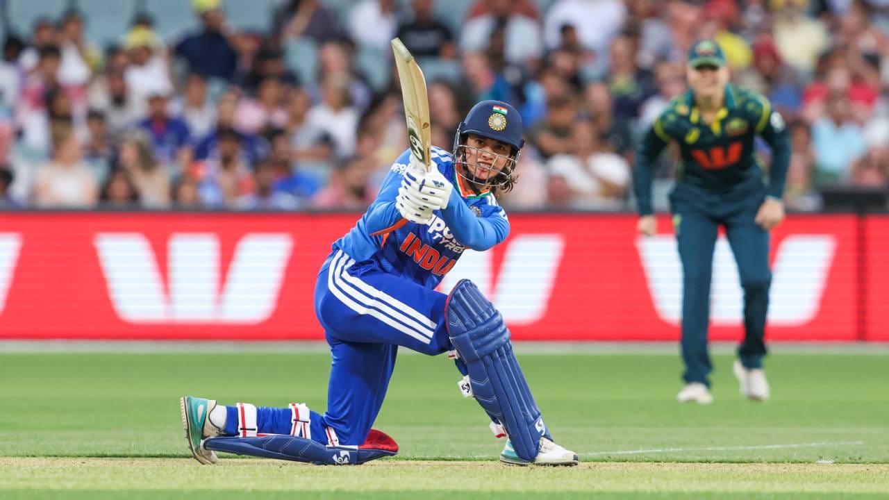 मागचे पाच महिने स्मृती मंधानासाठी चांगले गेले. उपकर्णधार म्हणून वनडे वर्ल्डकप जिंकला. वनडे वर्ल्डकप स्पर्धेत सर्वाधिक धावा केल्या. वुमन्स प्रीमियर लीग स्पर्धेत आरसीबीला दुसऱ्यांदा विजय मिळवून दिला. वुमन्स प्रीमियर लीग स्पर्धेत ऑरेंज कॅप मिळवली. तसेच अंतिम फेरीत प्लेयर ऑफ द मॅचचा पुरस्कार जिंकला. (Photo: BCCI Women Twitter)