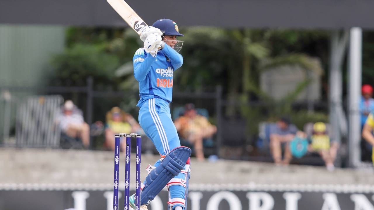 स्मृती  मंधानाने पुन्हा एकदा आयसीसी वनडे क्रिकेटमध्ये नंबर 1 स्थान गाठलं आहे. तिने दक्षिण अफ्रिकेच्या लॉरा वूलफार्टला मागे टाकलं आहे. खरं तर ऑस्ट्रेलियाविरुद्धच्या वनडे मालिकेत काही खास करू शकली नाही. तरीही तिला मानाचं स्थान मिळालं आहे. तिने पहिल्या वनडे सामन्यात 58, दुसऱ्या वनडे सामन्यात 31 धावा केल्या. तर तिसऱ्या सामन्यात खातंही खोलू शकली नाही. (Photo: BCCI Women Twitter)