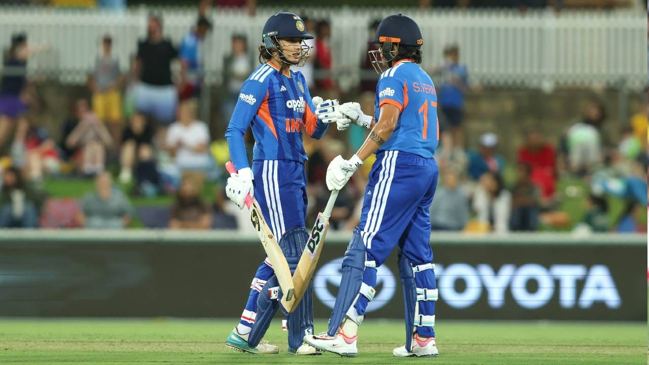 स्मृती मंधानाने आतापर्यंत 120 वनडे सामने खेळले असून 5411 धावा केल्या आहेत. यावेळी त्याची सरासरी 47.88 आहे. तिने 14 शतकं आणि 35 अर्धशतकं ठोकली आहेत. टी20 फॉर्मेटमध्येही मंधानाने चांगली कामगिरी केली आहे. 160 सामन्यात 4231 धावा केल्या आहेत. यात एका शतकाचा समावेश आहे. (Photo: BCCI Women Twitter)