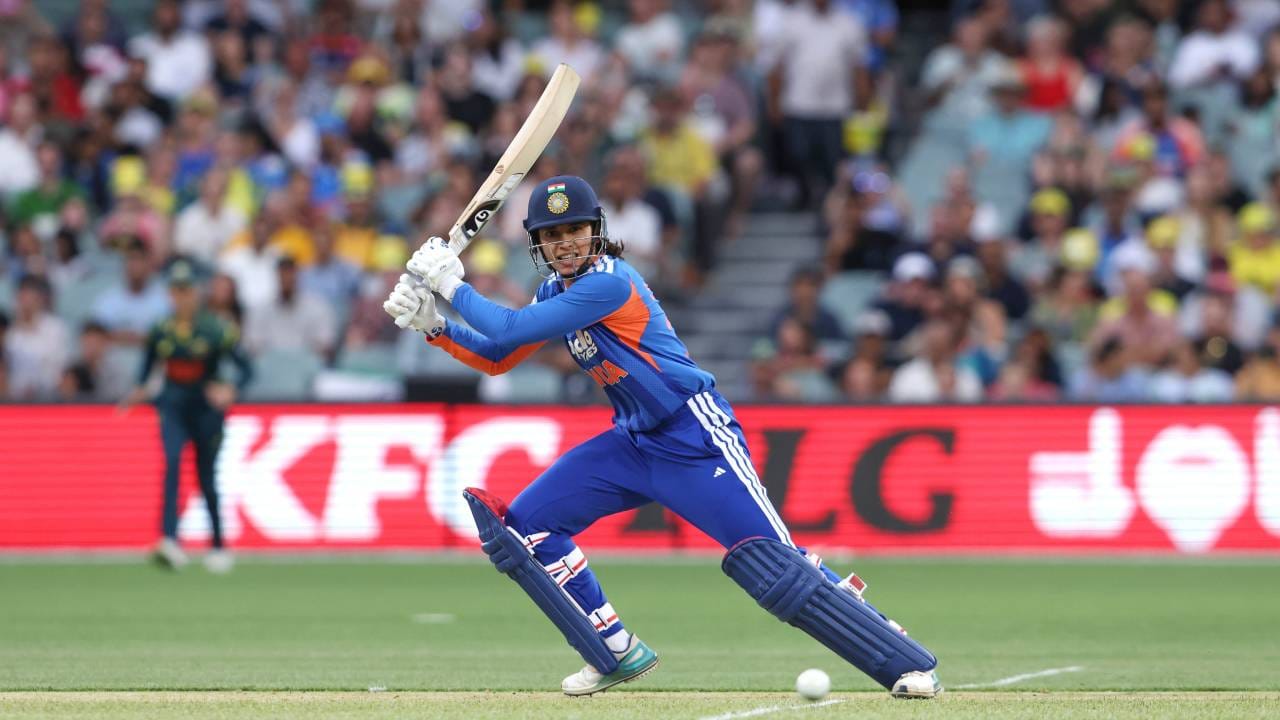 स्मृती मंधाना ऑस्ट्रेलियात टी20 मालिका जिंकणाऱ्या संघाची भाग होती. ऑस्ट्रेलियाविरुद्ध तिसऱ्या टी20 सामन्यात प्लेयर ऑफ द मॅच राहिली. आता नंबर 1 वनडे फलंदाज ठरली आहे. (Photo: BCCI Women Twitter)