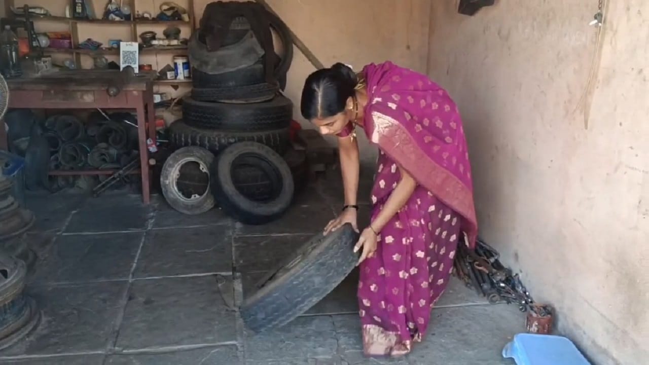 सोनाली या व्यवसायावर दोन मुले आणि सासू असा चार जणांचे कुटुंब त्या चालवत. व्यवसायातून कमाई तुटपुंजी असून सामाजिक संस्था बचत गट किंवा शासनाकडून आर्थिक मदत झाल्यास हाच व्यवसाय वाढवण्याचा मनोदय ही त्यांनी बोलून दाखवला आहे 