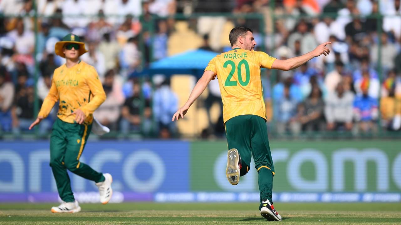 न्यूझीलंडसाठी हा फक्त उपांत्य फेरीचा सामना नाही तर ऐतिहासिक वचपा काढण्याची संधीही आहे. दक्षिण अफ्रिकेचा संघ फॉर्मात आहे. पण न्यूझीलंडकडेही अनुभवी खेळाडू आहेत. त्यामुळे या सामन्यात कोण बाजी मारणार याची उत्सुकता आहे.  (Photo- ICC Twitter)