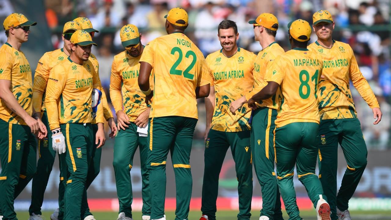 टी20 वर्ल्डकप स्पर्धेच्या इतिहासात आतापर्यंत दक्षिण अफ्रिका आणि न्यूझीलंड हे संघ पाच वेळा भिडले आहेत. पाचही वेळेस दक्षिण अफ्रिकेने न्यूझीलंडला पराभवाची धूळ चारली आहे. सध्या या स्पर्धेत दक्षिण अफ्रिकेची विजयी घोडदौड सुरू आहे. त्यामुळे न्यूझीलंडसमोर तगडं आव्हान असणार आहे.  (Photo- ICC Twitter)