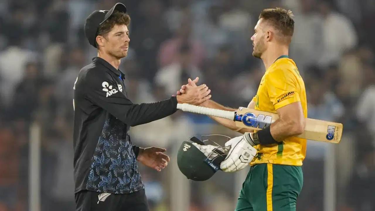 क्रिकेट म्हंटलं तर भारत-पाकिस्तान  या संघांचं द्वंद्व सर्वश्रूत आहे. पण क्रीडाप्रेमींना आणखी एक द्वंद्व टी20 वर्ल्डकप स्पर्धेच्या उपांत्य फेरीच्या पहिल्या सामन्यात अनुभवता येणार आहे. या सामन्यात न्यूझीलंड आणि दक्षिण अफ्रिका हे संघ भिडणार आहे. या दोन्ही संघाचा टी20 वर्ल्डकप स्पर्धेतील इतिहास पाहता तसंच म्हणावं लागेल. (फोटो- Prakash Singh/Getty Images) 