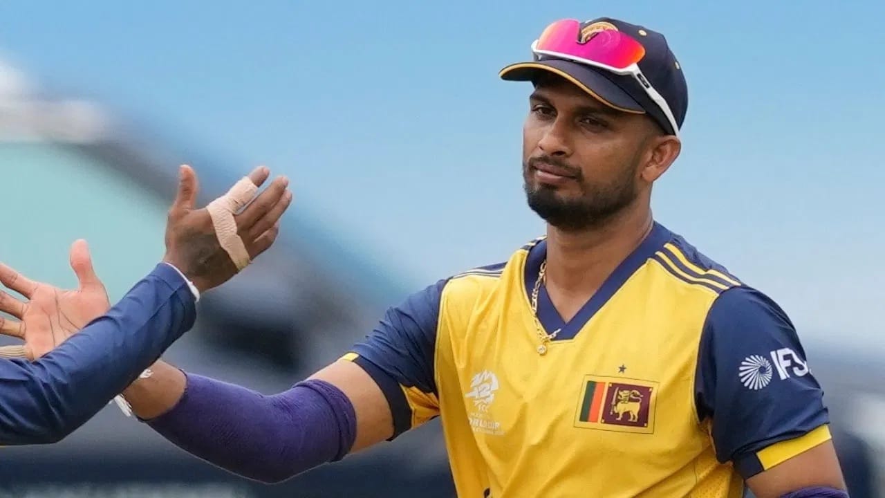 श्रीलंकेचा टी 20I संघाचा कर्णधार दासुन शनाका याने पीएसएलची साथ सोडून आयपीएलच्या 19 व्या मोसमात खेळण्याचा निर्णय घेतला आहे. राजस्थान रॉयल्सने दासुनला आपल्या गोटात घेतलं. आहे. दासुनला इंग्लंडचा ऑलराउंडर सॅम करन याच्या जागी घेण्यात आलं आहे. सॅमला दुखापतीमुळे या संपूर्ण 19 व्या हंगामातून बाहेर व्हावं लागलं आहे. (Photo Credit: PTI)