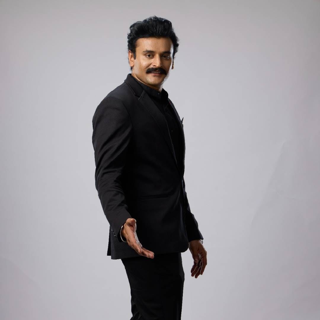 यंदा या सोहळ्याची थीम होती ‘वेस्टर्न आउटफिट’ आणि या थीमनुसार कलाकारांनी एकापेक्षा एक आकर्षक आणि स्टायलिश पोशाख परिधान करत रेड कार्पेटवर आगळावेगळा ठसा उमटवला. 
