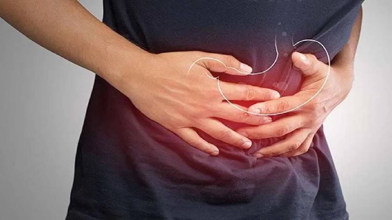 यामुळे गॅस, अपचन आणि पोट फुगणे यांसारख्या समस्या निर्माण होतात. जर तुम्हालाही गॅसची समस्या असेल तर नेहमी काळे मीठ आपल्यासोबत ठेवा. काळ्या मिठाच्या सेवणाने ही समस्या दूर होऊ शकते. 