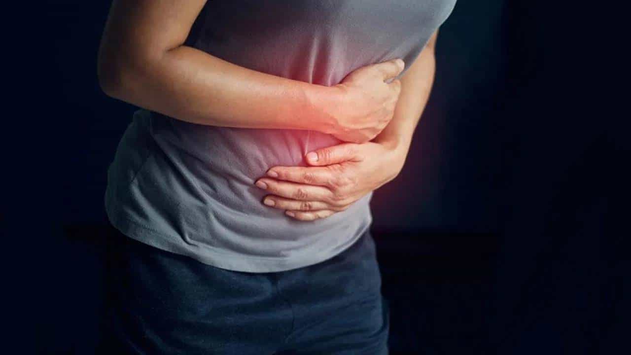 सध्याच्या धावपळीच्या जीवनशैलीमध्ये काही बारीक चुका आपल्याकडून होतात. ज्यामुळे पोटाचे काही गंभीर आजार निर्माण होतात. आजकाल खाण्यापिण्याची वेळ कोणाचीही ठरलेली नसते. कधीही जेवण केले जाते.