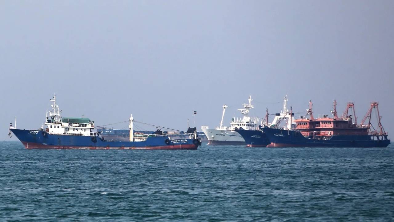 मोठी बातमी! होर्मुज खाडीत घडामोडींना वेग, थेट इराणकडून मोठी चेतावणी, जर जहाज…