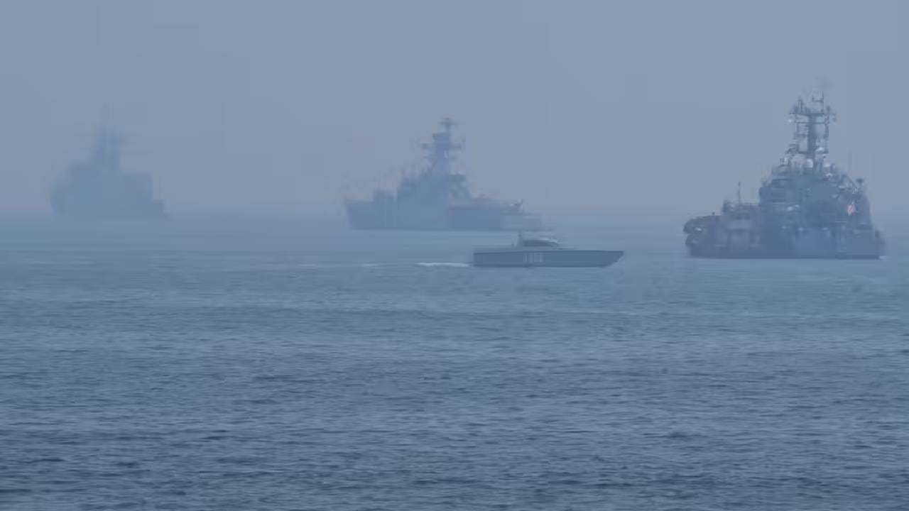 भारत मैदानात, थेट होर्मुज खाडीबद्दल भारताने घेतला अत्यंत मोठा निर्णय, तब्बल 7 जहाजे भारतातून... भारत मैदानात, थेट होर्मुज खाडीबद्दल भारताने घेतला अत्यंत मोठा निर्णय, तब्बल 7 जहाजे भारतातून...