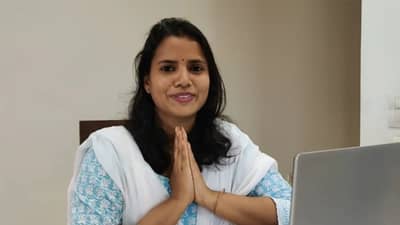 UPSC Success Story : चार वेळा नापास, पण हार मानली नाही; कोचिंगशिवाय बनली कलेक्टर, वाचा यशोगाथा