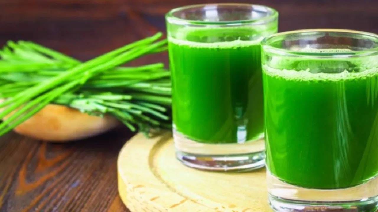 सत्तूचे पेय आणि आंब्याचा पन्ने देखील आरोग्यासाठी फायदेशीर ठरते. उन्हाळ्यात याचा आहारात समावेश करावा. ज्यामुळे शरीर थंड राहण्यास मदत होते.