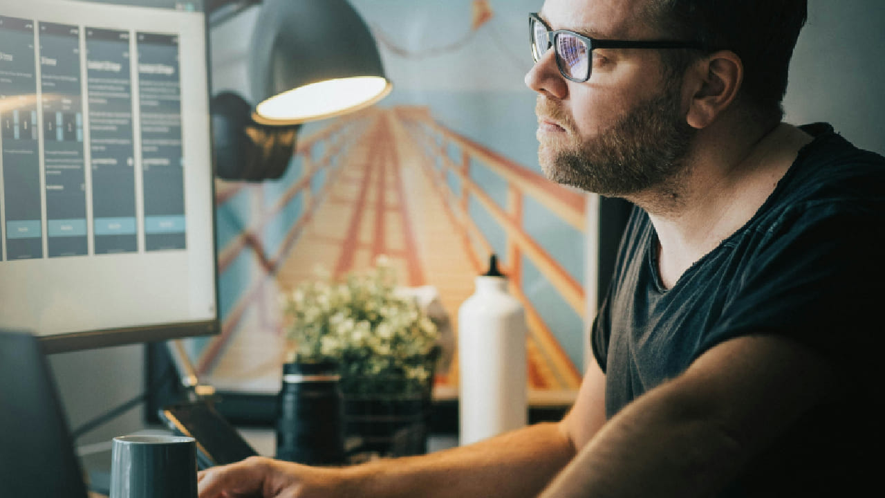 कारण या सेवा बंद ठेवणे लोकांच्या दैनंदिन जीवनावर परिणाम करू शकते. टोंगा देशातील बहुतांश लोकसंख्या ख्रिश्चन धर्माचे पालन करते. या धर्मात रविवार हा प्रार्थना, उपासना आणि विश्रांतीसाठी राखीव दिवस मानला जातो. त्यामुळे या धार्मिक परंपरेचा आदर राखण्यासाठीच असा कायदा करण्यात आला आहे.