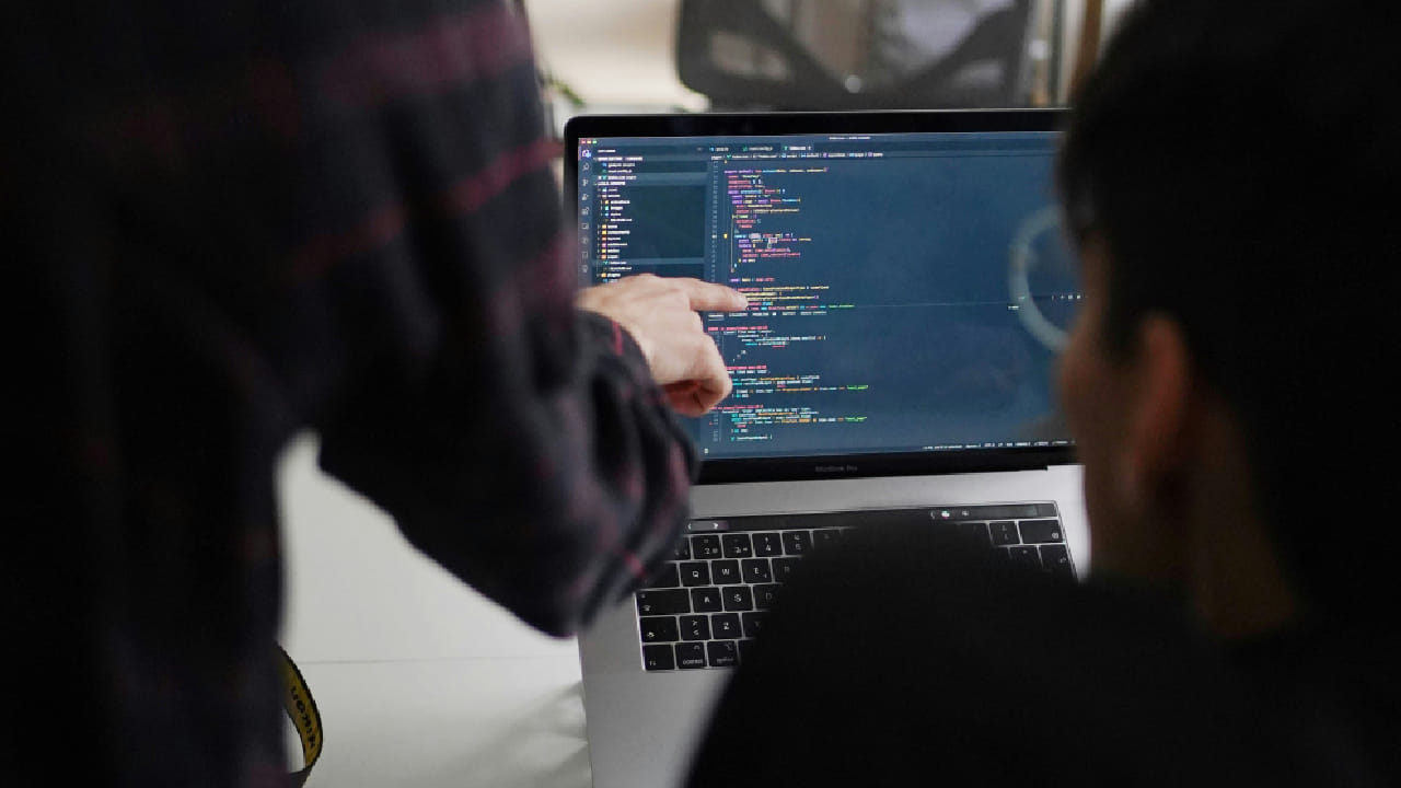 टोंगा देशाच्या संविधानानुसार रविवार हा पवित्र दिवस मानला जातो. त्यामुळे या दिवशी कोणत्याही प्रकारचे व्यावसायिक कामकाज करण्यास परवानगी नसते. दुकान, कार्यालय, व्यावसायिक सेवा किंवा व्यापार यांसारख्या कोणत्याही व्यवसायिक विक्री रविवारी बंद ठेवणे बंधनकारक आहे.