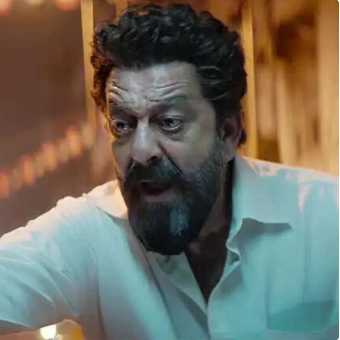 'धुरंधर - २'च्या कमाई आणि कलाकाराच्या अभिनयाची चर्चा सर्वत्र होत आहे. चौधरी अस्लमच्या रोलमधील संजय दत्त असो वा राकेश बेदी केलेला जमील जिमाली यांच्या अभिनयाचे कौतूक होत आहे. चला तर पाहूयात या कलाकारांना याची बिदागी किती मिळाली हे पाहूयात...