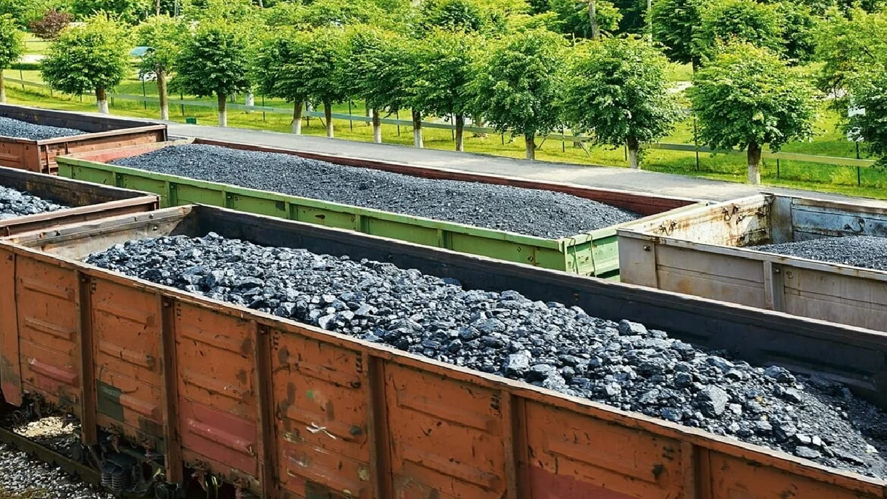 सुपर वासुकीला तयार करण्यासाठी पाच वेगवेगळ्या मालगाड्यांचे रेक एकत्र जोडून ही एकच ट्रेन बनवण्यात आली आहे. त्यामुळे तिची वहन क्षमता सामान्य मालगाड्यांपेक्षा जवळपास तीनपट जास्त आहे.