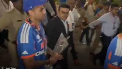 विश्वचषक ट्रॉफी घेऊन थेट या ठिकाणी मध्यरात्री पायीच पोहोचला सूर्यकुमार यादव, व्हिडीओ पुढे...