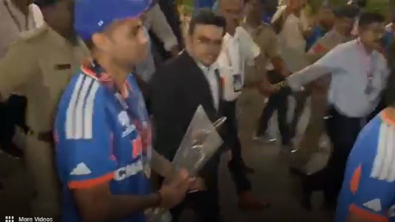 विश्वचषक ट्रॉफी घेऊन थेट या ठिकाणी मध्यरात्री पायीच पोहोचला सूर्यकुमार यादव, व्हिडीओ पुढे... विश्वचषक ट्रॉफी घेऊन थेट या ठिकाणी मध्यरात्री पायीच पोहोचला सूर्यकुमार यादव, व्हिडीओ पुढे...