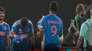 Sanju Samson : पत्रकार परिषदेत थट्टा उडवणारा कॅप्टन सूर्या संजूसमोर झुकला, फोटो व्हायरल