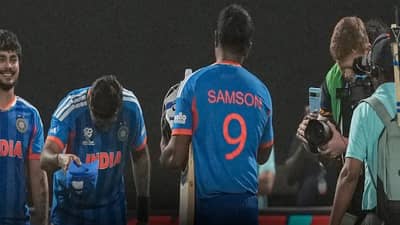 Sanju Samson : पत्रकार परिषदेत थट्टा उडवणारा कॅप्टन सूर्या संजूसमोर झुकला, फोटो व्हायरल