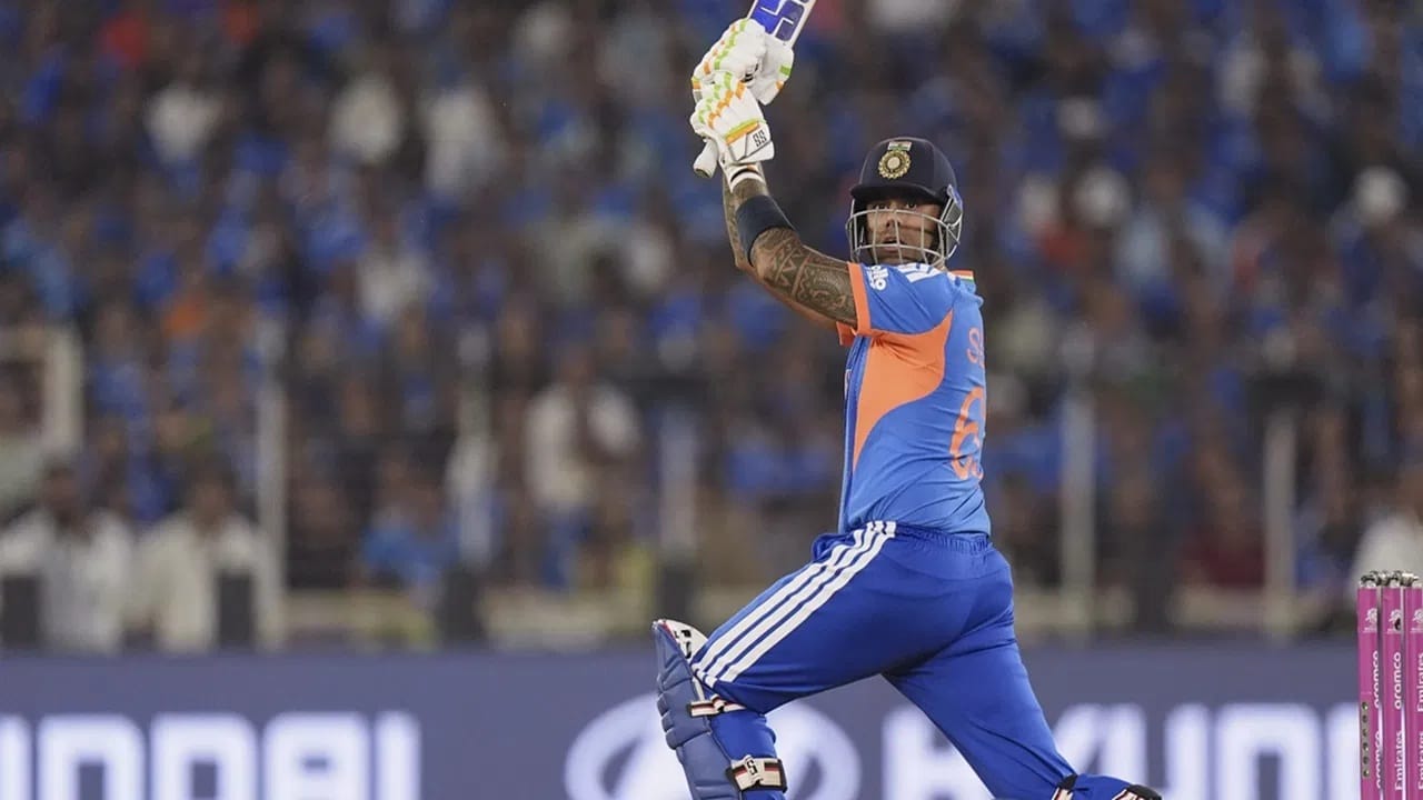 टीम इंडियाचा टी 20I कॅप्टन सूर्यकुमार यादव आयपीएल स्पर्धेत 5.25 बॉलवर चौकार किंवा षटकार लगावतो. तर ऋषभ पंत मधल्या षटकांत 5.52 बॉलवर फोर ठोकतो. (Photo Credit : PTI)