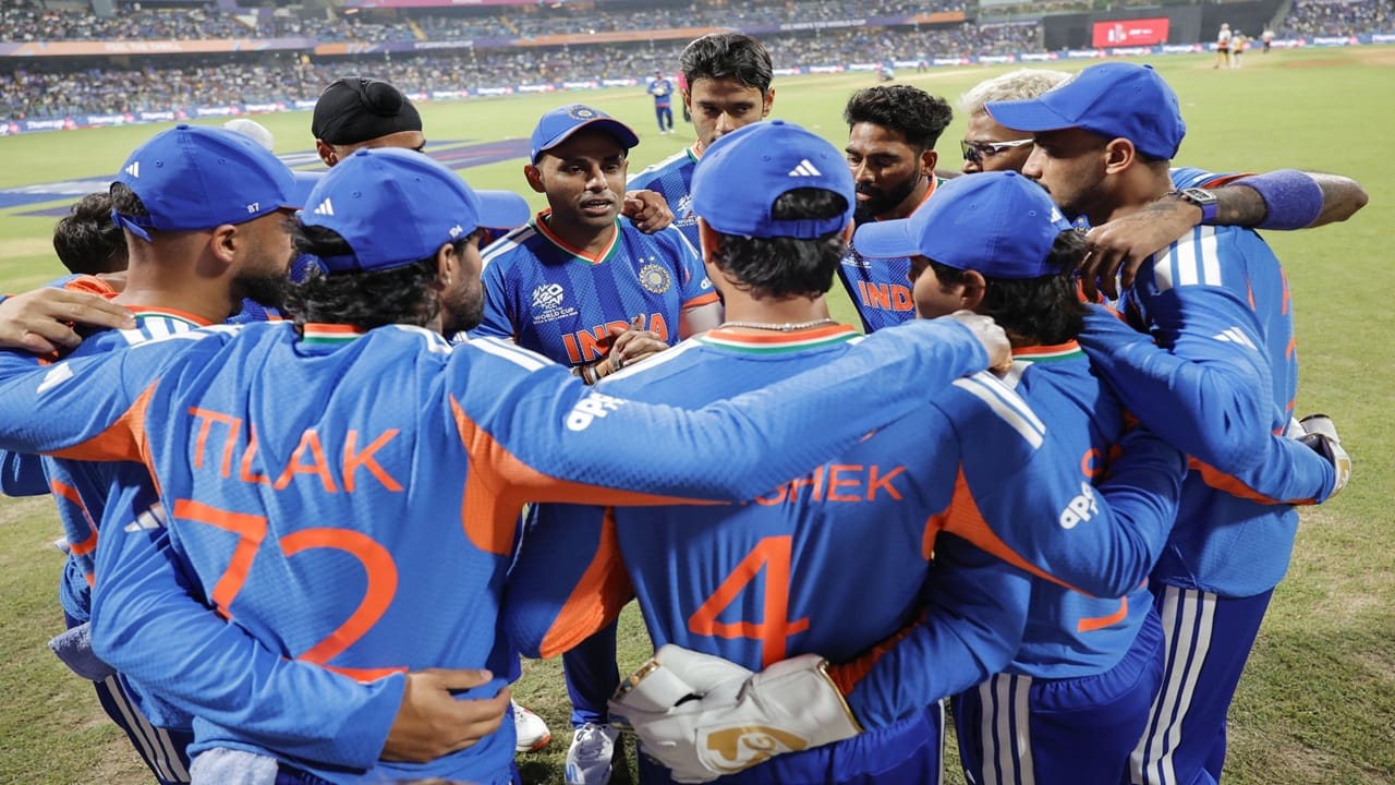 इंडिया सुपर 8 मध्ये विंडीजला पराभूत करत सेमी फायनलमध्ये पोहचणारी चौथी टीम ठरली. टीम इंडियाची उपांत्य फेरीत पोहचण्याची ही एकूण सहावी तर सलग तिसरी वेळ ठरली. (Photo Credit :@surya_14kumar X Account)  