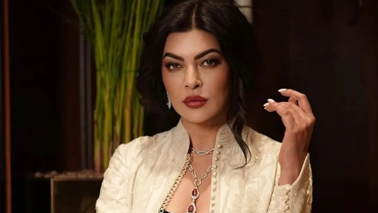 सुष्मिता सेन ही इंडस्ट्रीतील सर्वात प्रतिभावान अभिनेत्रींपैकी एक मानली जाते. सिनेमांव्यतिरिक्त, तिने ओटीटी प्लॅटफॉर्मवरही स्वतःची एक वेगळी ओळख निर्माण केली आहे. ती अनेकदा तिच्या वैयक्तिक नातेसंबंधांमुळे चर्चेत असते, तरीही वयाची 50 वर्षे ओलांडल्यानंतरही तिने लग्न केलेलं नाही. 