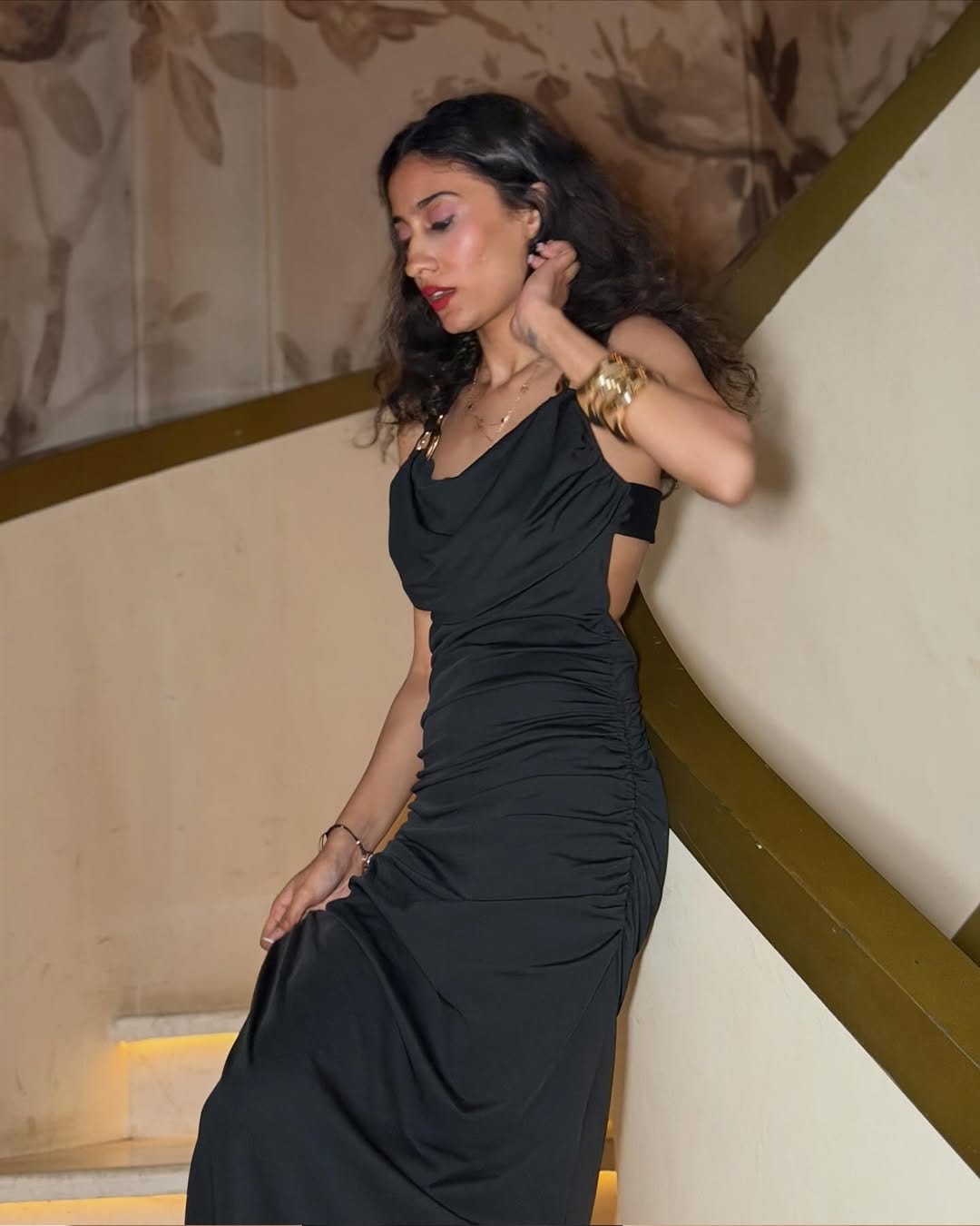 सध्या सुष्मीता हिच्या मोठ्या मुलीचे काही फोटो सोशल मीडियावर व्हायरल होत आहेत.. अभिनेत्रीची मोठी मुलगी कायम सोशल मीडियावर  सक्रिय असते. अनेक ठिकाणी तिला स्पॉट देखील केलं जातं...  