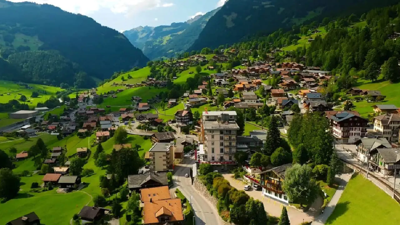 स्वित्झर्लंडची तटस्थ भूमिका जगभर प्रसिद्ध आहे. दुसऱ्या महायुद्धाच्या काळातही हा देश तुलनेने सुरक्षित राहिला होता. उंच पर्वतरांगा आणि नैसर्गिक संरक्षणामुळे हा देश युद्धाच्या धोक्यापासून बराचसा सुरक्षित मानला जातो. 