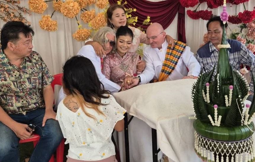 मिळालेल्या माहितीनुसार ही महिला मुळची थायलंडमधील आहे. तिचे नाव डुआंगडुआन केत्सारो असेून ती 37 वर्षांची आहे. तिने ऑस्ट्रिया देशातील दोघांशी लग्न केले आहे. तिचा या दोघांवरही जीव जडला आहे. ही महिला एक गायक आणि गीतकार आहे.