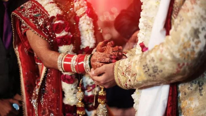 प्रेम कधी कोणावर होईल हे सांगता येत नाही. प्रेमाला देशाच्या सीमा नसतात. सध्या एका महिलेच्या अजब गजब प्रेमाची सगळीकडे चर्चा होत आहे. तिला एकूण दोन जणांवर प्रेम झाले आहे. विशेष म्हणजे तिने या दोघांसोबतही एकाच मंडपात लग्न केलं आहे. 