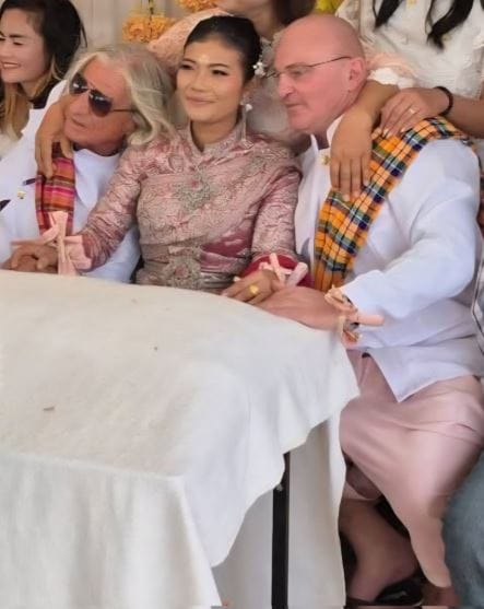 हे लग्न करण्यापूर्वी तिघांनीही एकत्र बसून विचार केला. तिने आई-वडील आणि नातेवाईकांचाही सल्ला घेतला. त्यानंतर तिने या दोघांसोबतही लग्न करण्याचा निर्णय घेतला. त्यांच्या या विवाह सोहळ्याची सगळीकडे चर्चा होत आहे. सोशल मीडियावर लग्नाचे फोटो व्हायरल होत आहेत.