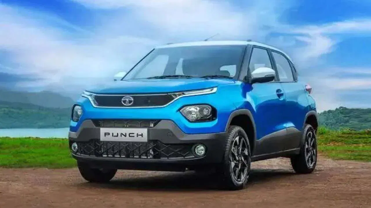 Tata Punch : टाटा पंच ही सध्या भारतातील सर्वात लोकप्रिय मायक्रो-SUV आहे. तिचे सर्वात मोठे वैशिष्ट्ये म्हणजे 5-स्टार ग्लोबल NCAP सेफ्टी रेटिंग आणि हाय ग्राउंड क्लीयरन्स, ज्यामुळे ती खराब रस्त्यांसाठी उत्तम पर्याय ठरते. या कारची एक्स-शोरूम किंमत 5.60 लाखांपासून सुरू होते.