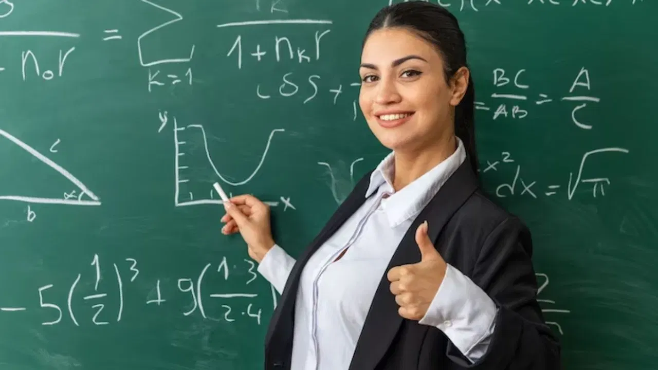 पिंक कॉलर जॉब : हा शब्द प्रामुख्याने सेवा क्षेत्रातील अशा नोकऱ्यांसाठी वापरला जातो ज्या एकेकाळी महिलांसाठी राखीव मानल्या जात होत्या. उदा. नर्स, शिक्षिका, रिसेप्शनिस्ट किंवा बेबीसिटर.