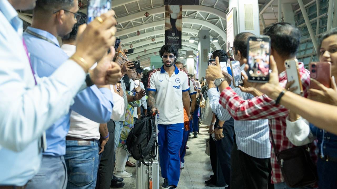 न्यूझीलंडचा संघ आधीच अहमदाबादमध्ये पोहोचला आहे. पहिल्या उपांत्य फेरीच्या सामन्यात दक्षिण आफ्रिकेला पराभूत केलं. तसेच अंतिम फेरीसाठी अहमदाबादला रवाना झाला. दक्षिण अफ्रिकेचा संघ दुसऱ्या दिवशी म्हणजेच 5 मार्च रोजी अहमदाबादमध्ये पोहोचला.  (Photo- BCCI Twitter)